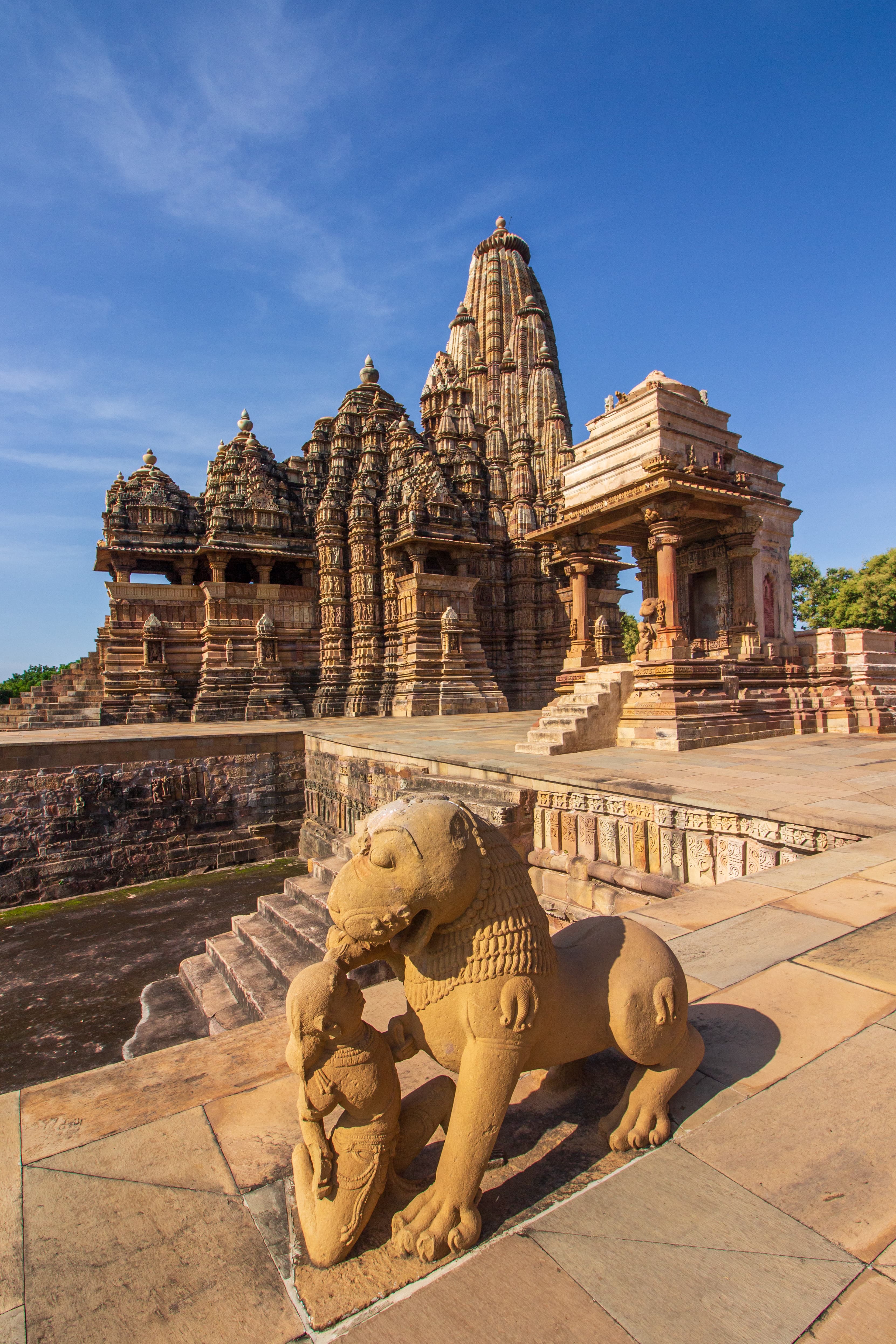 Guardian Lion & Kandariya Mahadev Temple – Iconic Symbol of Khajuraho’s Heritage