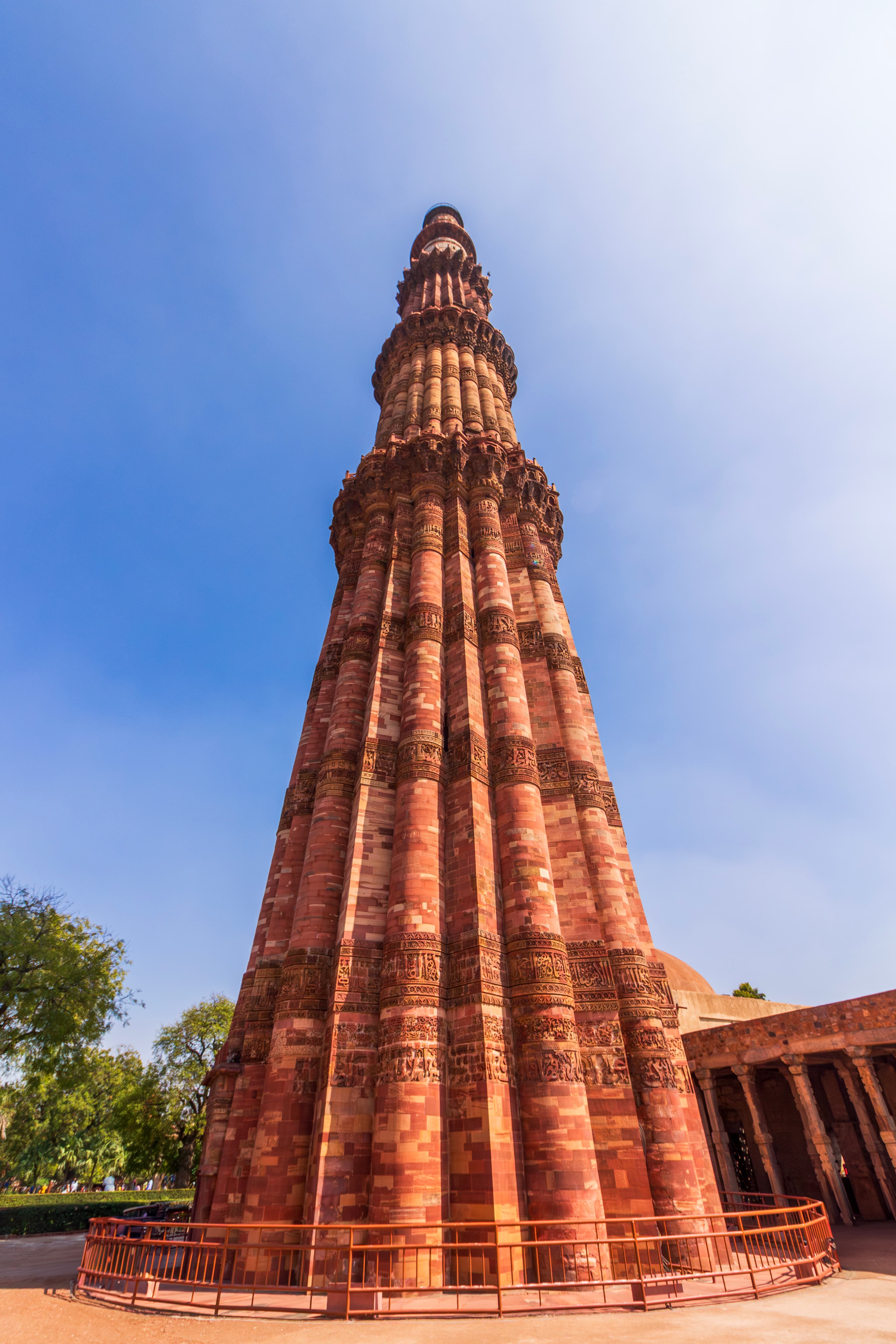 Majestic View of Qutub Minar – Delhi’s Historic Tower