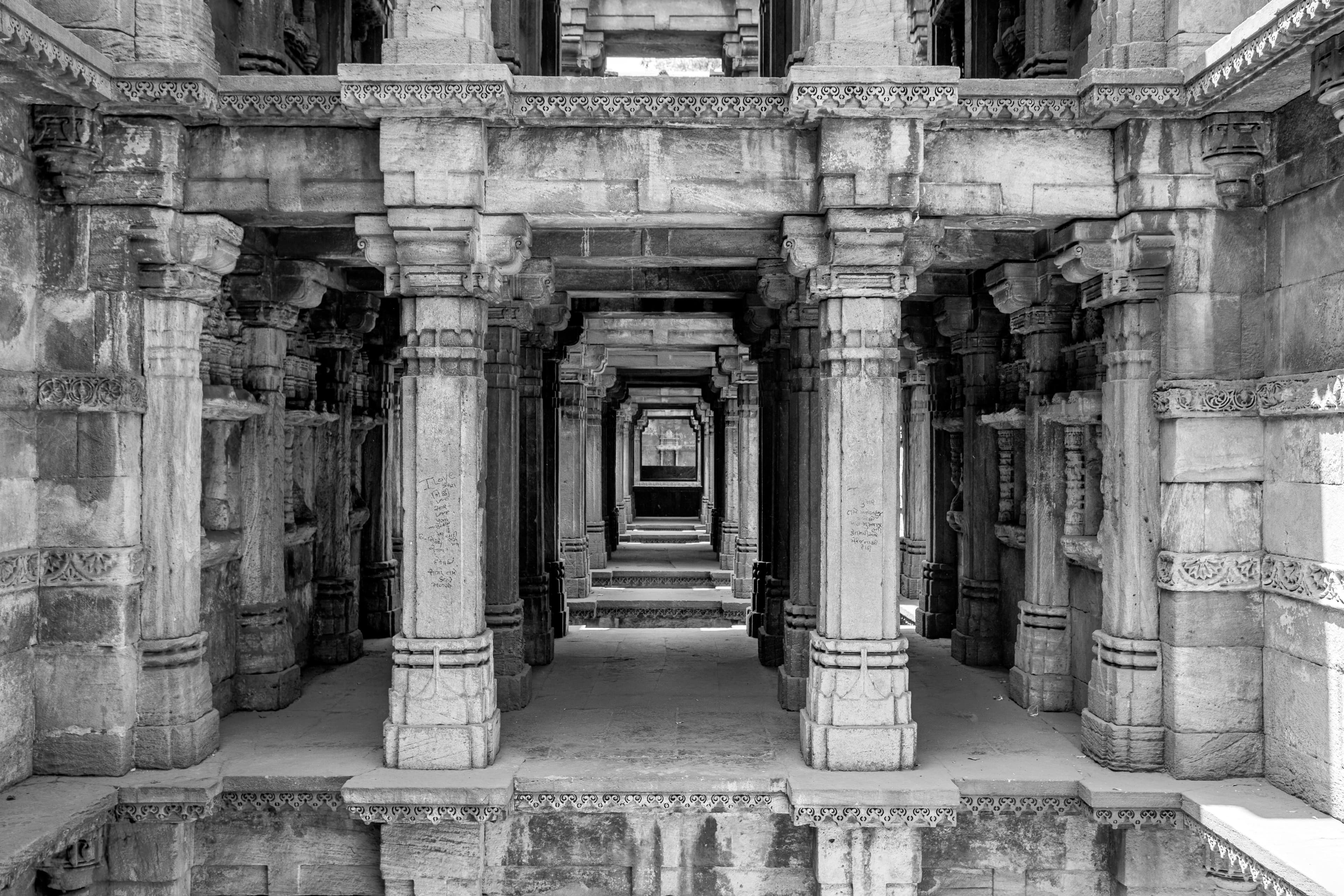 Timeless Symmetry – Dada Harir ni Vav’s Pillared Path