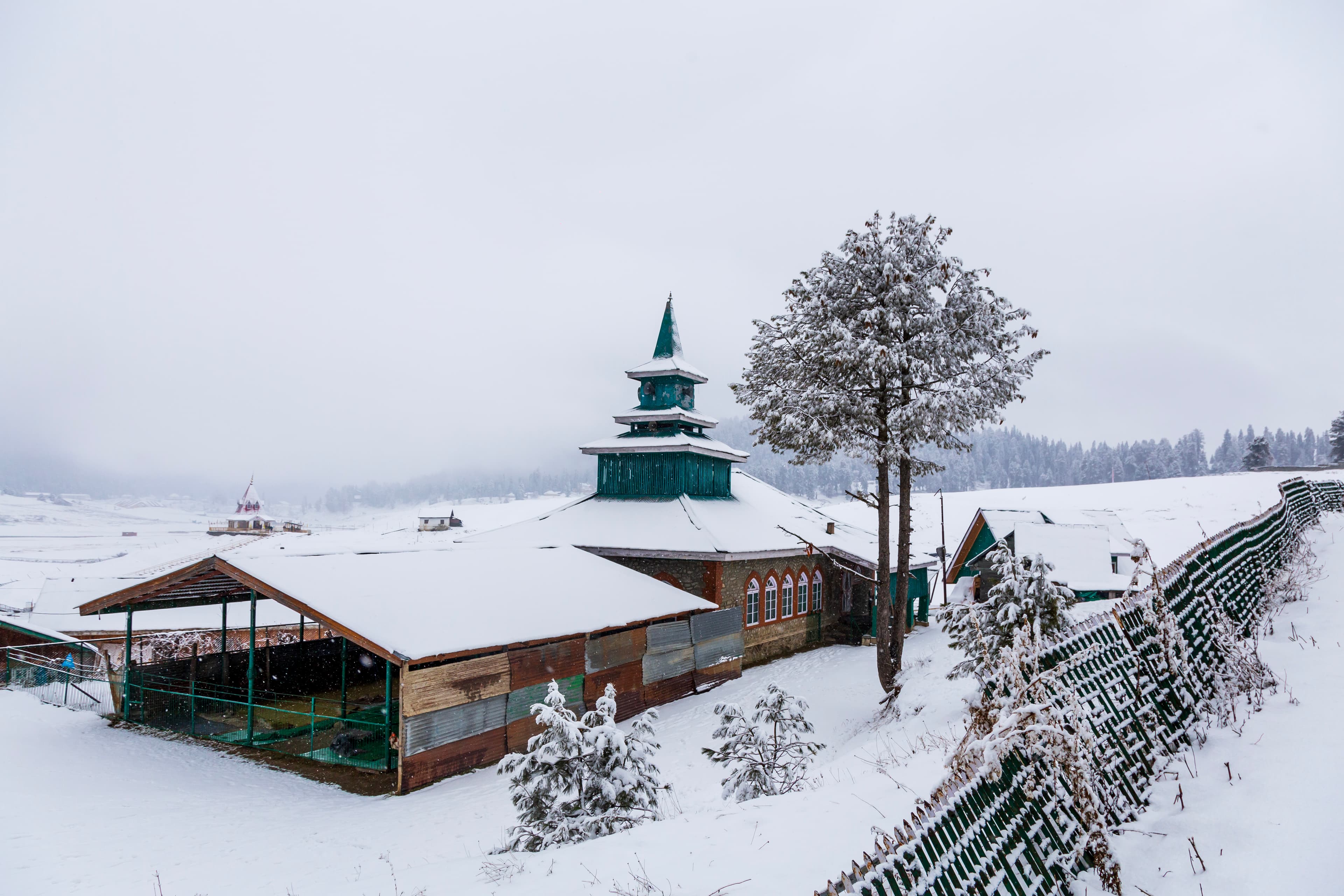 Hamia Masjid in Gulmarg – Tranquil Under Winter Snow
